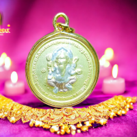 ราคา จี้พระพิฆเนศ พระพิฆเนศ พระสิทธิ คณปติ 3 กษัตริย์ จี้พระพิฆเนศ หลังปู่ตาไฟ กรอบทองไมครอน สูง 2x2 ซ ม ปางนี้เป็นตัวแทนการเจริญเติบโต (19015946875)