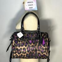 ราคา กระเป๋าถือ COACH แท้ ผ้าซาติน ลายเสือ สายหนังแก้ว ทรงหมอน เบา มีตำหนิที่สายหนังแก้วแข็งขึ้น COACH 25283 SIGNATURE STRIPE OCELOT PRINT SATCHEL Clearance (21143974735)