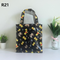 ราคา กระเป๋าผ้าเคลือบกันน้ำ กระเป๋าเคลือบพลาสติก รุ่น R ใส่กล่องข้าว หรือของใช้ส่วนตัวหิ้วไปนอกบ้านได้ (19041545373)