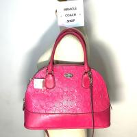 ราคา กระเป๋าถือ COACH แท้ หนังแก้ว ลาย SIGNATURE สายหนังแท้ มีตำหนิที่หนัง ลดราคาขาดทุน Clearance COACH 34052 CORA DOMED SATCHEL IN DEBOSSED PATENT LEATHER Pink Ruby Clearance (21146197102)