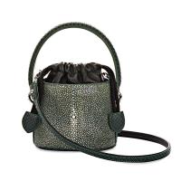 ราคา SUVIMOL Baby Toffee Peacock Green STINGRAY กระเป๋าจิ๋วทรง Bucket Bag หนังปลากระเบนสีเขียวเข้ม (4065702648)