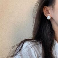 ราคา earika earrings seashell stud ต่างหูแป้นลายเปลือกหอยก้านเงินแท้ มีให้เลือก 2 สี เหมาะสำหรับคนแพ้ง่าย (19048393777)