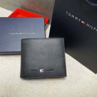 ราคา กระเป๋าสตางค์ Tommy WALLET แบรนด์แท้ ด้านหน้าติดโลโก้แบรนด์ แนว art หนังนิ่มดูดีมาก ด้านในแต่งแถบสีสัญลักษณ์แบรนด์ตรงกลาง (1324172137)