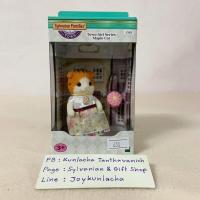 ราคา ตุ๊กตาแมวเมเปิ้ลชุดสวย พร้อมกระเป๋า ซิลวาเนียน Town Girl Series Maple Cat Sylvanian Family Town Series บ้านตุ๊กตา (18978842777)