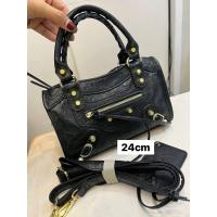 ราคา ส่งฟรี กระเป๋าถือ สะพายข้าง บาลอง BL PU Premium Leather 20 24 28 36 CM 8 9 11 14 หนังพรีเมียม ประดับหมุดทอง สไตล์แบรนด์เนม เข้ากับทุกการแต่งกาย (20546008824)