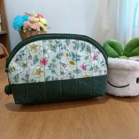 ราคา พร้อมส่ง กระเป๋าเครื่องสำอางค์ผ้าต่อ handmade ใบใหญ่ 10 นิ้ว แต่งหัวซิปด้วยตุ้งติ้งดอกทิวลิปนุ่มมือ ด้านในโล่ง จุได้เยอะ (21216170499)