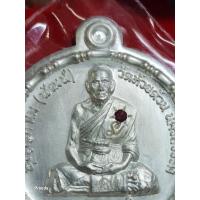 ราคา เหรียญ หลวงพ่อพัฒน์ ปัญญกาโม วัดห้วยด้วน จ นครสวรรค์ รุ่นกฐิน 66 กฐินรุ่นสุดท้ายของหลวงปู่ แท้ทัน เนื้อ เงิน ไม่ลงยา พิมพ์เต็มองค์ ขอบปล้องอ้อยไม่ตัดปีก ฝังพลอยแดง เลขโค้ด 11สร้างน้อย 3 เหรียญ บนโลก เ
