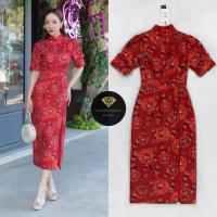 ราคา เดรสยาวคอจีนแขนสั้นจับจีบแต่งระบายสีแดง เนื้อผ้าหนาพิมพ์ลายดอกสวยมาก ช่วงเอวเข้ารูป ชายกระโปรงผ่าแหวกสูง งานซิปด้านหลัง มีซับในอัดกาวอย่างดี รุ่นนี้ใส่สวยเหมาะกับเทศกาลตรุษจีนมากค่ะ PACHARABRAND (2123