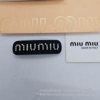 ราคา MIU MIU Plexiglas and metal hair clip กิ๊บมิว มิว ตัวคริสตัลประดับตัวอักษรโลโก้ ตัวงานเป็นเนื้อเหล็กพ่นสีเนื้อแมท ดำ ชมพูกิ๊บแบบสปริง งานปั๊ม แมดอิน พร้อมส่ง ราคา 189 ไม่มีกล่อง (21318870671)