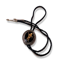 ราคา โบโลไทด์ Bolo tie สายหนังถัก ตัวจี้เป็นโลหะสีดำ มีคาวบอยขี่ม้าพยศ สุดเท่ห์ มีตัวล๊อคสายอย่างดี สไตล์คาวบอยตะวันตก (17309241739)
