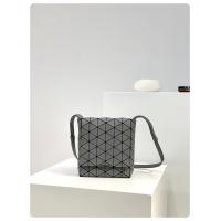 ราคา BAOBAO ISSEY MIYAKE Crystal clamshell small square one shoulder crossbody bag (18466973733)