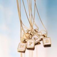 ราคา สร้อยอักษรทรงเหลี่ยม สแตนเลส ไม่ลอกไม่ดำ สร้อยอักษร A Z สี ทอง (20976791550)