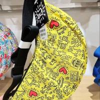 ราคา แท้ UNIQLO ห้องลองเสื้อของคุณสำหรับทั้งหญิงและชายสไตล์เดียวกันกระเป๋าไนลอนพิมพ์ลายกระเป๋าทรงเกี๊ยวกระเป๋าสะพายข้างกระเป๋าสะพายไหล่กีฬากระเป๋าสะพายไหล่วัยรุ่นของแท้ (20503121168)