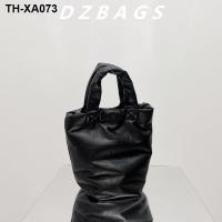 ราคา 2023 ฤดูใบไม้ผลิและฤดูร้อนใหม่ของเกาหลี ins เฉพาะเทรนด์แฟชั่นหนังเนื้อนุ่มกระเป๋าถังแบบพกพาสีเงินสีดำ (19274029772)