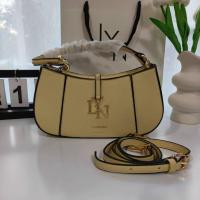 ราคา กระเป๋าลิน Lyn ทรงพอช งานแท้Outlet สะพายข้างได้ คล้องไหล่ได้ คอลเล็คชั่นใหม่ ได้สายสะพาย 2 เส้น อุปกรณ์ ถุงผ้า ป้ายแบรนด์ ป้ายราคา ขนาด 9 มี 7 สี เขียว ดำ ครีมนู๊ด (21308460274)