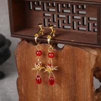 ราคา ต่างหูพู่ห้อยสไตล์โบราณทำด้วยมืองานออกแบบเองต่างหูแก้วรูปดอกบัวแบบสั้นสำหรับผู้หญิงเครื่องประดับศีรษะใส่คู่กับชุดฮั่นฝูที่หนีบหูแบบไม่มีรูหูรูปหยดน้ำสีแดง (5260286696)