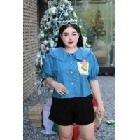 ราคา BN226 เสื้อครอปเชิ้ตผ้ายีนส์สาวอวบ ปกบัวแต่งกระเป๋าดอกไม้ถัก แขนตุ๊กตา อก50 (21059784498)