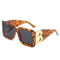 ราคา Women Fashion Style Big Frame Square Vintage Sunglasses Retro Aesthetic Sun Shades Glasses for Women Men Eyewear (12179711272)