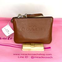 ราคา กระเป๋าคล้องมือ COACH แท้ หนังแท้ หนังนิ่ม ลาย Logo Coach มีสายคล้องมือ ขนาดเล็ก COACH 52717 SMALL ZIP WRISTLET IN PEBBLE LEATHER Saddle (21304793768)