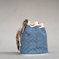 ราคา ของแท้ COACH FIELD BUCKET BAG IN SIGNATURE CHAMBRAY COACH C4693 (10394683290)