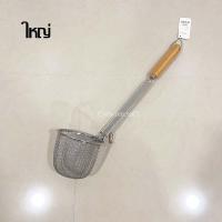 ราคา ตะกร้อลวกสแตนเลส ด้ามไม้ยาว ขนาด 10cm 12cm 14cm ตะกร้อลวกเส้น ตะกร้อลวกลูกชิ้น กระชอนลวกแสตนเลส (18284919188)