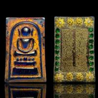 ราคา AD074 ส่งตรงปก พระสมเด็จวังหน้า พิมพ์ไกเซอร์ เนื้อแก้วสีน้ำเงิน ลงรักปิดทอง หลังแผ่นปั้มคาถาชินบัญชร พัดยศคู่ ผงแร่ประดับพลอย ทองแต่งลายดอกไม้ (21368305580)