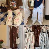 ราคา NEW RIBBON JOGGER PANTS 450 ฟรีส่ง กางเกงวอร์มสกรีนลายโบว์น่ารักมาก แพทเทิ้ลสวยเป๊ะ ขอบเอวยางยืดพร้อมเชือกผูกโบว์ ปรับระดับได้ตามสัดส่วน ปลายขาจั้มเปอร์ ไอดอลงานชนช็อปเกาหลี ไม่ควรพลาด รุ่นนี้ (213650