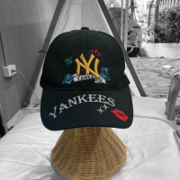 ราคา หมวก NY แยงกี้ สีดำ ปักดอกไม้สีฟ้า (16000768583)