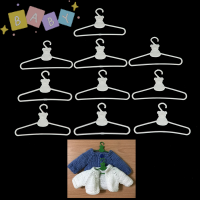 ราคา FactoryOutlete Cheap 10มินิไม้แขวนเสื้อสีขาวชุดตุ๊กตาพลาสติกคลิปไม้แขวนเสื้อสำหรับตู้เสื้อผ้าตุ๊กตา (20225434019)