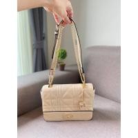 ราคา กระเป๋า LYN สะพายข้าง โลโก้ 9 นิ้ว crossbody ได้ (11720829055)