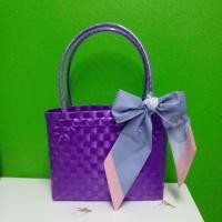 ราคา กระเป๋าสานพลาสติก ตะกร้าสานเส้นพลาสติกฟรุ้งฟริ้ง ผ้าผูก กระเป๋าแฮนแมดราคาส่ง (19910040706)