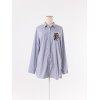 ราคา bossini เสื้อเชิ้ตคอปกแขนยาว ลายทางสีฟ้าสลับสีขาว มีลายปักที่หน้าอก ป้ายแบรนด์ระบุไซส์ M Preloved (20730421430)