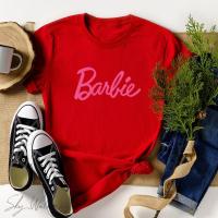ราคา เสื้อยืดผู้หญิง Barbie เสื้อยืดผู้หญิง Barbie Graphic เสื้อยืด สีขาว ชมพู แดง ให้เลือก (20594724271)