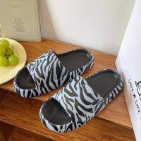 ราคา รองเท้าแตะแบบสวม พิมลายขาวดำ ลวดลายน่ารักๆ พื้นนิ่มสวมใส่สบาย ใส่ได้ทุกโอกาส ลายสลับสี ขาวกับดำ (17229016162)
