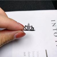 ราคา แหวนหมั้นแต่งงานเหล็กกล้าผสมไทเทเนียมแฟชั่นสำหรับผู้หญิงคริสตัลเงินเพชร S925มงกุฎ (19333700577)