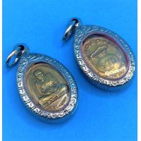 ราคา จี้ พระ เหรียญหลวงปู่ทวด รวย มหาลาภ เนื้อทองฝาบาตร เลี่ยมกรอบลายสแตนเลสแต่งลาย (19540327471)