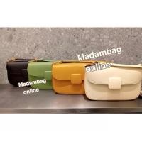 ราคา Charles Keith Koa Square Push Lock Shoudler Bag กระเป๋าสะพายไหล่ มีสายยาวสะพายข้าง (16327432286)