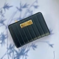 ราคา lyn ilikebag ล385 กระเป๋าสตางค์ ilikebag มีบริการเก็บเงินปลายทางcodทุกขนส่ง กระเป๋าสตางค์ใบสั้นลิน lyn งานแท้Outlet คอลเลคชั่นใหม่ ขนาด 5 นิ้ว มี 5 สี ครีมกากี ขาว เขียว แดง ดำ อุปกรณ์ กล่อง ถุงผ้าแบ 