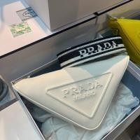 ราคา triangle bag nylon ใบนี้งานดีมากงานสุดสลับเเท้มาพร้อมสายผ้าขนาดใหญ่ สามารถใช้ได้ทั้งผู้หญิงกับผู้ชาย ทำจากหนัง Saffiano เเท้100 (17736103089)