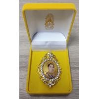 ราคา เข็มกลัด ล็อกเก็ตพระบรมฉายาลักษณ์ในหลวง ร 9 พระพันปีหลวง และในหลวง ร 10 ล้อมเพชร พร้อมกล่อง (19894338533)
