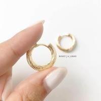 ราคา WHATAGRAY Claire Earrings ต่างหูห่วงเกลียวลายสีทอง (20895630538)