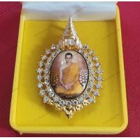ราคา ล็อกเก็ต เข็มกลัด จี้ห้อยคอ พระบรมฉายาลักษณ์ ทรงผนวช ในหลวงรัชกาลที่ 9 พร้อมกล่อง (20786859209)