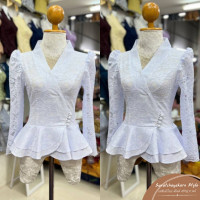 ราคา เสื้อลูกไม้ คอวี ชายระบาย สีขาว งานป้ายหน้า ดีเทลแต่งกระดุมติดกัน 4 เม็ด สวยมาก (20594406700)