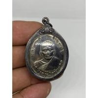 ราคา เหรียญรุ่นแรก หลวงพ่อแดง วัดเขาบันไดอิฐ ปี 2503 เหรียญเงินชุบ พร้อมเลี่ยมกรอบเงินเก่า (21211783665)