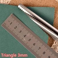 ราคา กรรไกรซิกแซกสำหรับช่างตัดเสื้อฟันสุนัขทราย ATTEND63SA3ตัดสร้อยข้อมือสแตนเลสทรงสามเหลี่ยมใช้มือจับที่จับสบายตัดเย็บเสื้อผ้ากรรไกรซิกแซกแบบมืออาชีพ (17847377462)