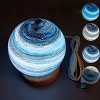 ราคา 1pc 3D Moon Glass Lamp USB Powered Planet Mini Night Light With Wooden Stand Decorative Ambient Table Lamp For Kids Girls Boys Friends Birthday Christmas Gifts (20476503364)