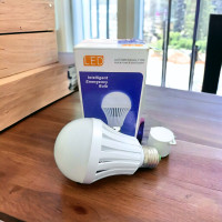 ราคา หลอดไฟ ฉุกเฉินแบบชาร์จไฟได้ LED 7W หลอดไฟ LED หลอดไฟอัจฉริยะ หลอดwaฉุกเฉิน แค่นิ้วแตะก็ติด แสงสีขาวหลอดไฟแขวนได้ (21279402712)