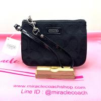 ราคา กระเป๋าคล้องมือ COACH แท้ ผ้าลาย Coach Signature มีสายคล้องมือหนังแก้ว ขนาดเล็ก สายหนังแก้วแข็งขึ้น ลดราคาล้าง stock Coach 49471 Signature Small Wristlet Black Clearance (21292121817)