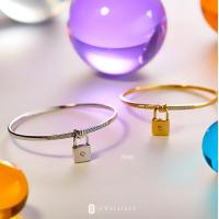 ราคา Jewellista กำไลข้อมือเงินแท้ ห้อยตัวล็อคแม่กุญแจ รุ่น Ken ประดับพลอย CZ ชุบทอง14k (13266457657)