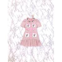 ราคา Chom Lamoon Dress เดรสสั้นสีชมพู แต่งลายดอกไม้ มีกระเป๋า 4 อัน ปักลายดอกกุหลาบ กระดุมหน้ารูปหัวใจ ผ้าไม่คัน มีซับใน (21381319416)